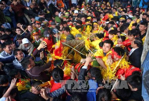 Những hành động phản văn hóa tranh cướp hoa tre tại Hội Gióng. Ảnh: TTXVN.