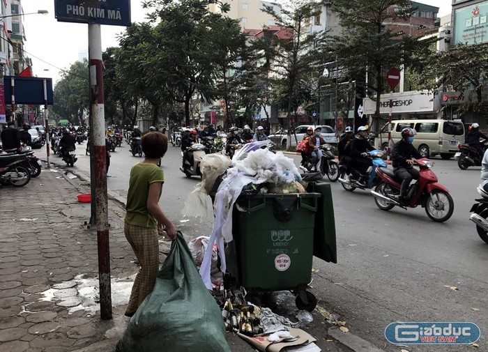 Nhiều người dân thiếu ý thức giữ vệ sinh nơi công cộng là do lệch chuẩn văn hóa. Ảnh: Tùng Dương.