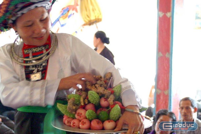 Cho đến nay chưa có một nghiên cứu hay tài liệu nào nói đi hầu đồng là được thăng quan tiến chức. Ảnh: Tùng Dương.