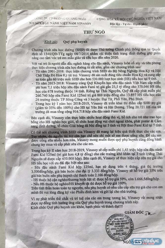 Thư của Công ty Sữa đậu nành Việt Nam Vinasoy thuộc Công ty Cổ phần Đường Quãng Ngãi được ban giám hiệu Trường tiểu học Nhã Lộng gửi phụ huynh học sinh. Ảnh: Tùng Dương.