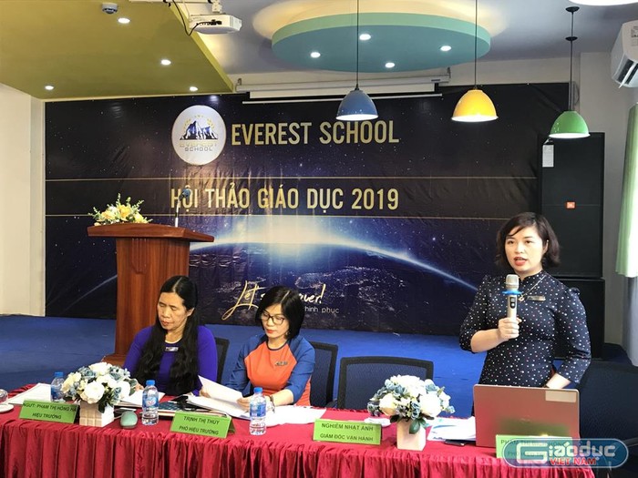 Ban giám hiệu Trường Tiểu học và Trung học cơ sở Everest giải đáp những thắc mắc của phụ huynh học sinh. Ảnh: Tùng Dương.