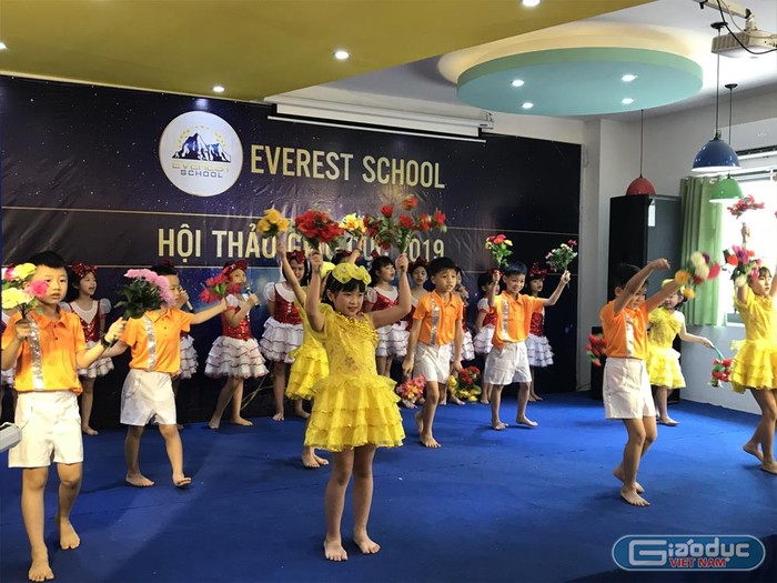 Học sinh Trường Tiểu học và Trung học cơ sở Everest trong các tiết mục biểu diễn văn nghệ. Ảnh: Tùng Dương.