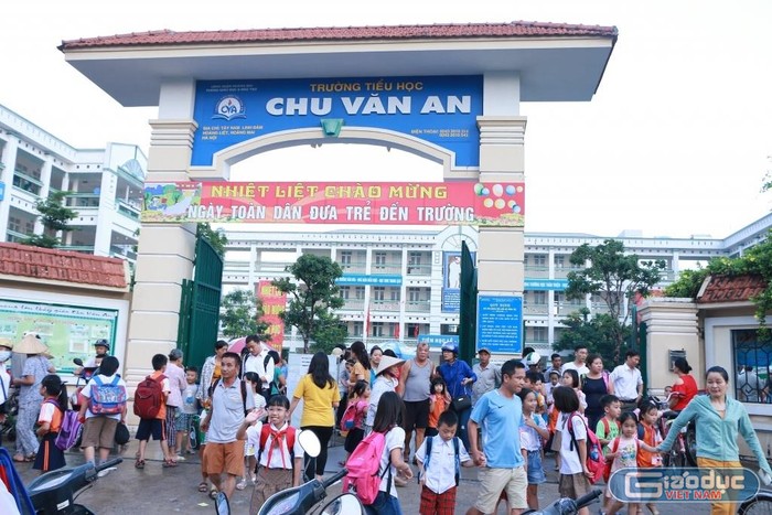 Đây không phải là lần đầu tiên phụ huynh học sinh của Trường Tiểu học Chu Văn An (Hoàng Liệt, Hoàng Mai, Hà Nội) lo lắng vì thực phẩm kém chất lượng. Ảnh: VP.