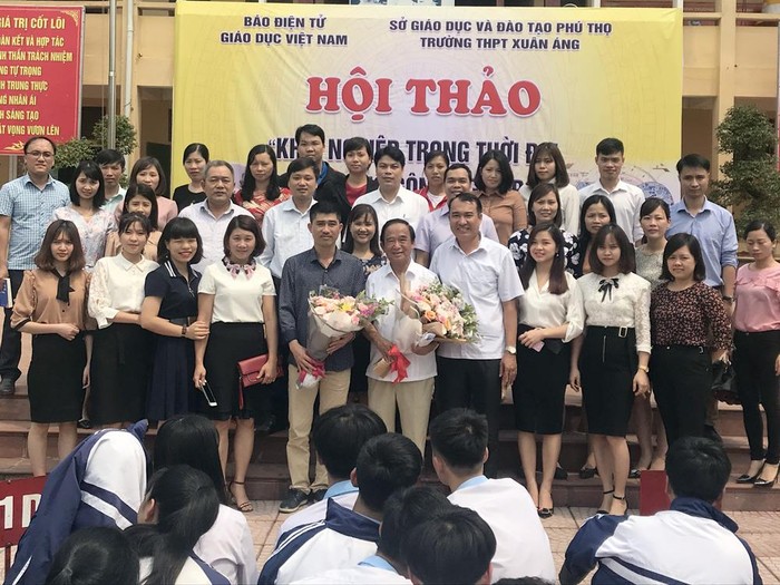 Tập thể Ban giám hiệu và các thầy, cô giáo Trường Trung học phổ thông Xuân Áng, chụp ảnh lưu niệm với Giáo sư Nguyễn Lân Dũng và phóng viên Báo Điện tử Giáo dục Việt Nam. Ảnh: Tùng Dương.