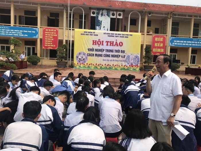 Với phong cách trả lời hài ước, dí dỏm, Giáo sư Nguyễn Lân Dũng đã trả lời từng em một cách thấu đáo. Ảnh: Tùng Dương.