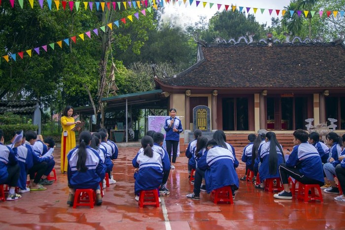 Giáo viên và học sinh Trường Trung học phổ thông Xuân Áng trong giờ học tại lịch sử tại Đền Mẫu Âu Cơ. Ảnh: Tư liệu nhà trường.