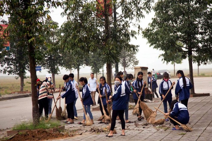 Các em học sinh Trường Trung học phổ thông Xuân Áng trong buổi tổng vệ sinh khu di tích lịch sử văn hóa. Ảnh: Tư liệu nhà trường.