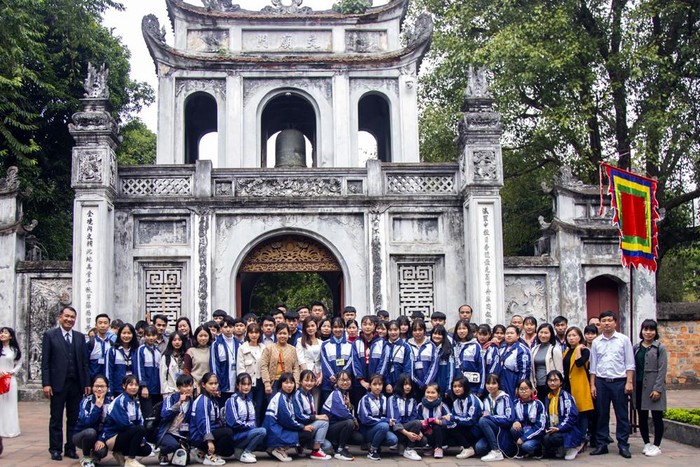 Giáo viên và học sinh Trường Trung học phổ thông Xuân Áng trong giờ học tại Văn Miếu- Quốc tử Giám. Ảnh:Tư liệu nhà trường.