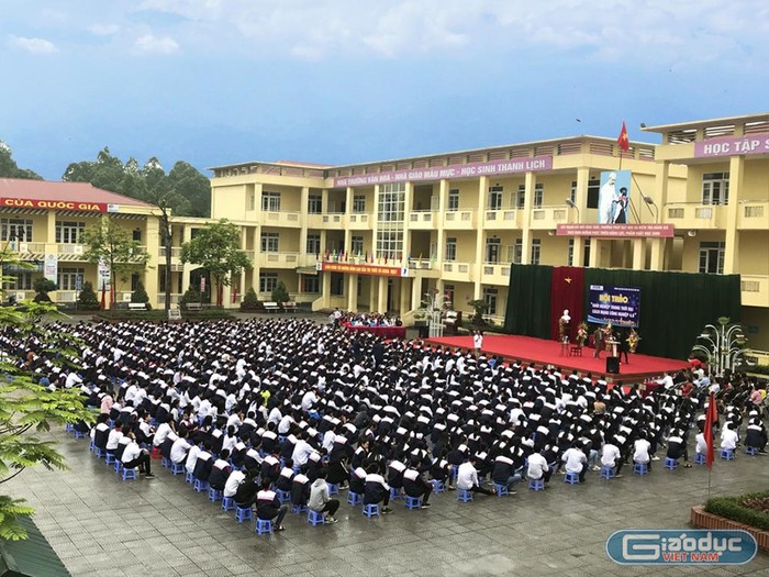 Các em học sinh và các thầy cô giáo, Trường Trung học cơ sở Hùng Vương, thị xã Phú Thọ, Tỉnh Phú Thọ, trong giờ học ngoại khóa. Ảnh: Tùng Dương.