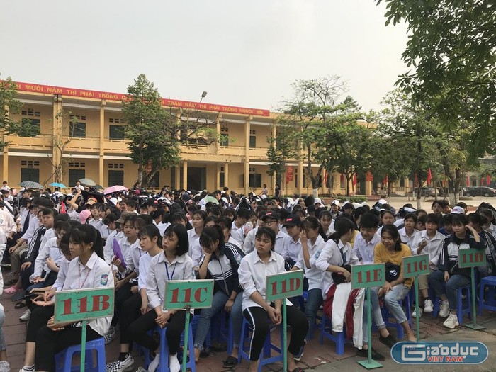 Tham dự buổi hội thảo, có gần 1.400 em học sinh Trường Trung học phổ thông Thanh Ba. Ảnh: Tùng Dương.