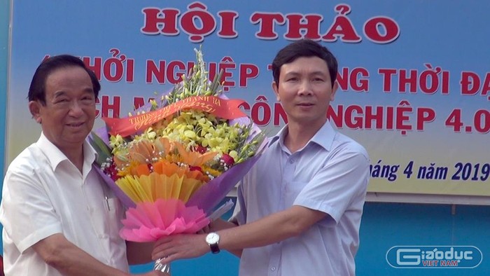 Đồng chí Nguyễn Kim Hải - Phó chủ tịch Ủy ban nhân dân huyện Thanh Ba (tỉnh Phú Thọ), nói lời cảm ơn đến Giáo sư Nguyễn Lân Dũng, cũng như Ban biên tập Báo Điện tử Giáo dục Việt Nam. Ảnh: Tùng Dương.