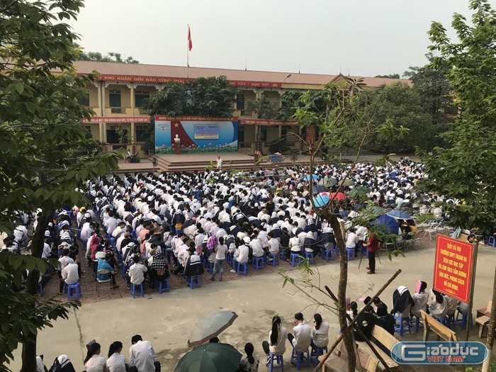 Các em học sinh, và tập thể các thầy cô giáo, Trường Trung học phổ thông Thanh Ba, tại buổi hội thảo. Ảnh: Tùng Dương.