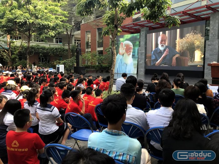 Tham dự buổi chiếu phim “Ông Đồ gàn”, còn nhiều cựu giáo viên, cùng nhiều cựu học sinh của trường Lương Thế Vinh. Ảnh: Tùng Dương.