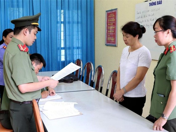 Mỗi hành vi của thầy giáo, cô giáo là khuôn mẫu, mực thước, là tấm gương để học sinh noi theo. Ảnh: Báo Lao Động.