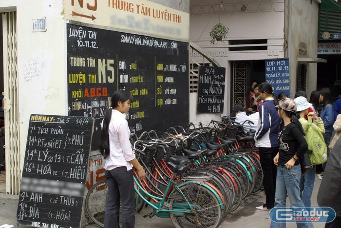 Kỳ thi nào cũng nháo nhác trước vài tháng chọn trường lựa lớp, cũng học thêm, luyện thi. Ảnh minh hoạ: Tùng Dương.