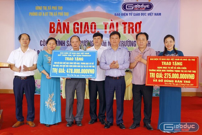 Nhà báo Nguyễn Tiến Bình - Tổng biên tập Báo điện tử Giáo dục Việt Nam (người đứng thứ 3 từ bên phải vào) trao tặng món quà gần 800 triệu đồng cho học sinh của 3 trường tại thị xã Phú Thọ, tỉnh Phú Thọ. Ảnh: Tùng Dương.