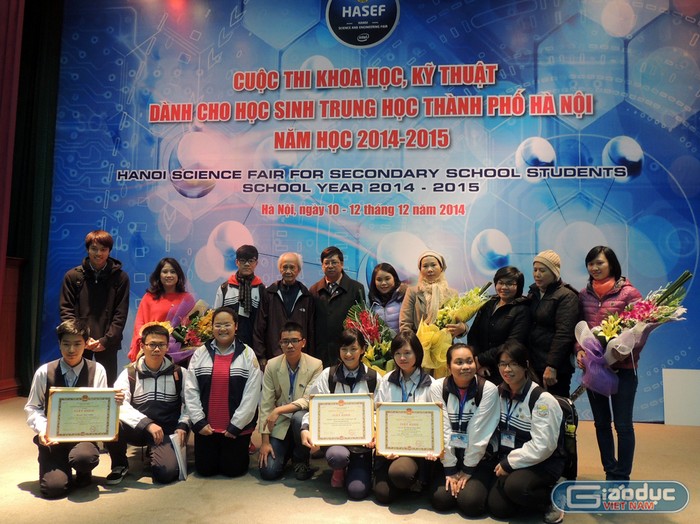 Cô Dương Hồng Hạnh và các em học sinh tại kỳ thi cấp thành phố năm 2014.