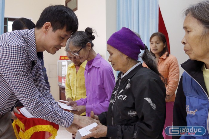 Ông Nguyễn Khắc Chiến - Phó trưởng phòng Lao động - Thương binh và Xã hội huyện Đoan Hùng đang trao quà Tết cho các hộ dân của xã Phú Lâm. Ảnh: Tùng Dương.