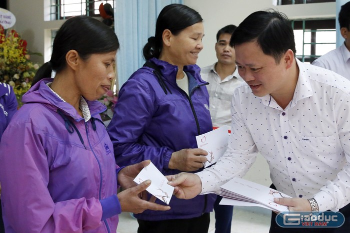 Ông Nguyễn Anh Hùng - phó Chủ tịch Ủy ban nhân dân huyện Đoan Hùng đang trao quà Tết cho người dân xã Phú Lâm. Ảnh: Tùng Dương.