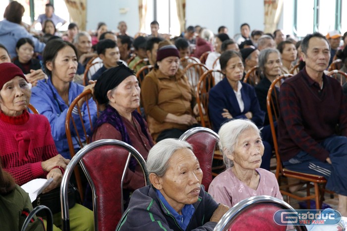 Nhà báo Nguyễn Tiến Bình cũng không quên dặn dò, nhắc nhở các gia đình cần quan tâm cố gắng hơn nữa và nhất định phải cho con em học thật giỏi, chỉ có học giỏi thì mới có tương lai, giúp cho chính bản thân và những người nghèo khó. Ảnh: Tùng Dương.