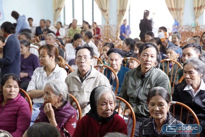 Với tinh thần tương thân tương ái, lá lành đùm lá rách nên Báo điện tử Giáo dục Việt Nam đã trao những phần quà trên. Ảnh: Tùng Dương.