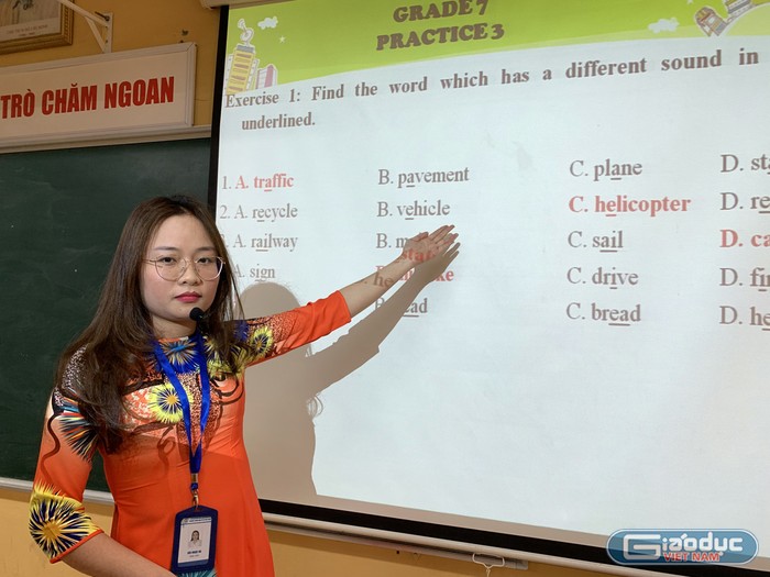 Cô giáo Bùi Ngọc Hà - Giáo viên dạy môn Tiếng Anh trong giờ ghi hình dạy học trực tuyến tại Trường Trung học cơ sở Thái Thịnh, quận Đống Đa, Hà Nội. Ảnh: Tùng Dương.