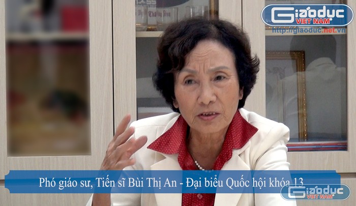 Phó giáo sư, tiến sĩ Bùi Thị An - Đại biểu Quốc hội khóa 13: &quot;Sao chúng ta cứ để những cái lạc hậu như vậy, chính vì thế chúng ta phải sửa cho phù hợp với sự phát triển của đất nước&quot;. Ảnh: Tùng Dương.