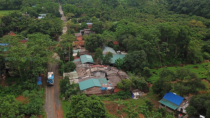 Nhiều hộ dân trong khu vực giải tỏa Đại học Quốc gia Hà Nội dù đã nhận tiền đền bù, do chưa có khu tái định cư nên vẫn sinh sống tại khu đất của dự án. Ảnh: Giang Huy.