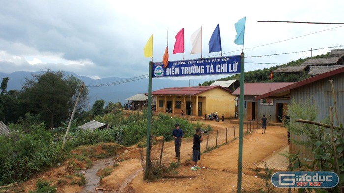 Vùng sâu vùng xa đặc biệt khó khăn thì để mỗi em học sinh mua được một bộ sách giáo khoa là việc không hề dễ dàng. Ảnh minh họa: Tùng Dương.