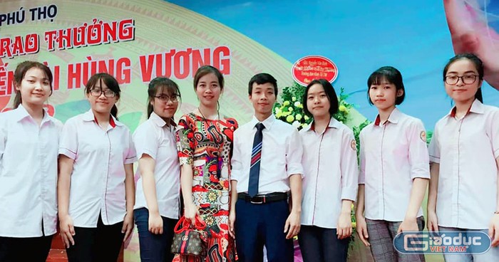 Cô giáo Trần Thị Mai Dung và các em học sinh Trường Trung học cơ sở Hùng Vương, Thị xã Phú Thọ. Ảnh: Nhân vật cung cấp.