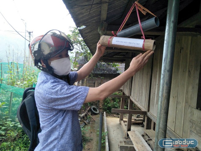 Ống tre và ống nhựa giao bài ôn tập sẽ được giáo viên treo ở đầu nhà của học sinh. Ảnh: Thầy Thanh cung cấp.