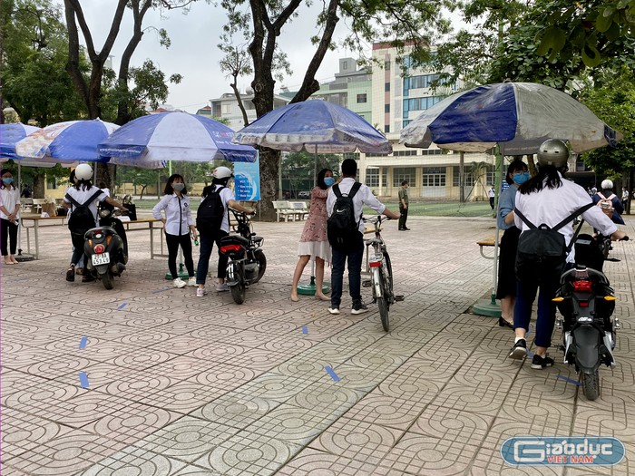 Đảm bảo giãn cách khi đo thân nhiệt tại Trường Trung học phổ thông Yên Hòa. Ảnh: Thanh Phương 11 d4.