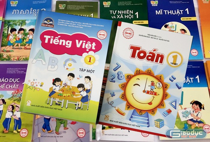 Cách bố trí, thiết kế có thể khác nhau nhưng điểm chung là tất cả các sách giáo khoa đều phải đáp ứng yêu cầu chương trình thì mới được phê duyệt và cho phép sử dụng. Ảnh minh họa: Tùng Dương.