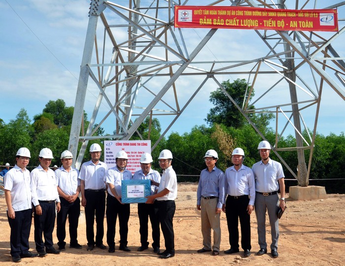 Chủ tịch Hội đồng thành viên EVN - Dương Quang Thành tặng quà Ban Tiền phương (CPMB) tại công trường.