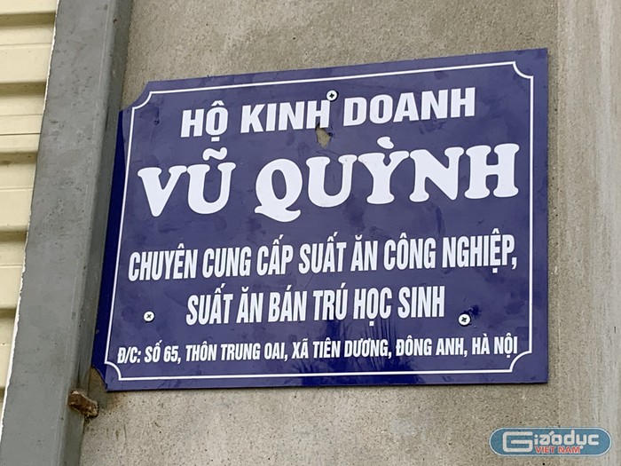 Hộ kinh doanh Vũ Quỳnh có địa chỉ số 65, thôn Trung Oai, xã Tiên Dương, huyện Đông Anh là đơn vị cung cấp suất ăn sẵn cho Trường Tiểu học Tiên Dương, nhà xưởng này rộng khoảng 60m2 được xây dựng tạm nằm ngay cạnh Trường Tiểu học Tiên Dương . Ảnh: TD.