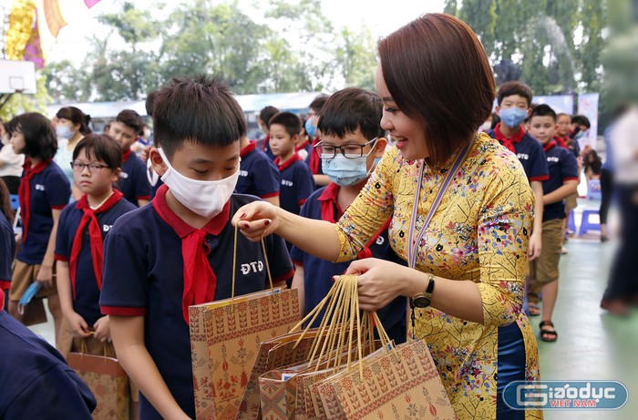 Điều quan trọng ở đây là giáo viên và bố mẹ phải gần với con để biết được lúc nào đứa trẻ đang cố gắng có những hành vi tốt để kịp thời khuyến khích. Chỉ có mối quan hệ gần gũi thì những lời khen đó mới có giá trị. Ảnh minh họa: Tùng Dương.