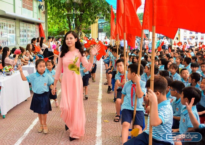 Cô giáo Phạm Thị Bích Ngọc và các em học sinh Trường tiểu học Nguyễn Bỉnh Khiêm (Cầu Giấy, Hà Nội) trong ngày khai giảng năm học mới. Ảnh: Nhân vật cung cấp.