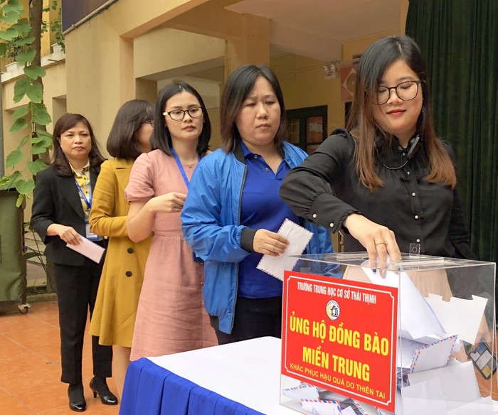 Hơn 1.400 học sinh, cán bộ giáo viên và phụ huynh của nhà trường đã nhiệt tình ủng hộ đồng bào miền Trung bị lũ lụt. Ảnh: THCS Thái thịnh.