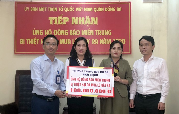 Nhà giáo Nguyễn Cao Cường - Hiệu trưởng Trường Trung học cơ sở Thái Thịnh, quận Đống Đa, Hà Nội (người ngoài cùng bên trái ảnh) đang trao số tiền quyên góp ủng hộ đồng bào miền Trung bị lũ lụt cho đại diện Ủy ban Mặt trận tổ quốc quận Đống Đa, Hà Nội. Ảnh: THCS THái thịnh.