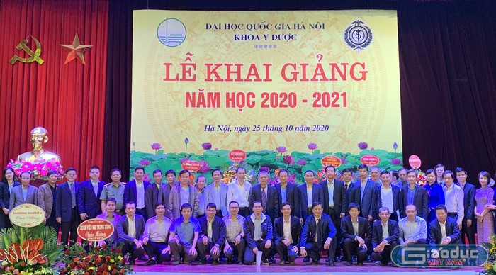 Các đại biểu chụp ảnh lưu niệm trong Lễ khai giảng năm học mới 2020 - 2021 Khoa Y Dược (Trường Đại học Quốc gia Hà Nội) . Ảnh: Tùng Dương.