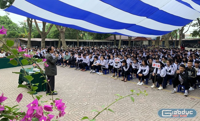 Tại buổi hội thảo, các em học sinh Trường Trung học phổ thông An Dương Vương (Đông Anh, Hà Nội) đã đặt nhiều câu hỏi với Giáo sư Nguyễn Lân Dũng . Ảnh: Tùng Dương.