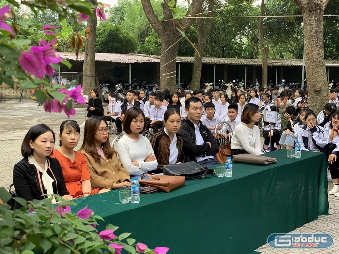 Các cán bộ, giáo viên Trường Trung học phổ thông An Dương Vương (Đông Anh, Hà Nội) tại buổi hội thảo. Ảnh: Tùng Dương.