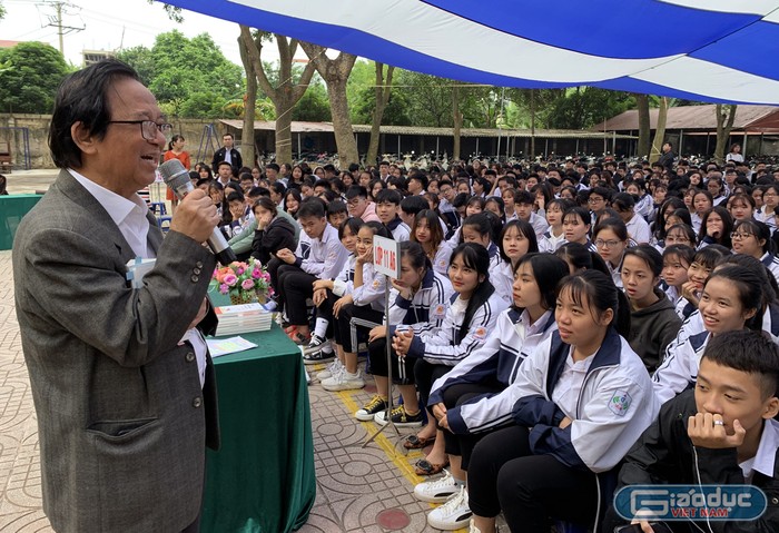 Giáo sư Nguyễn Lân Dũng đã chia sẻ bí quyết học ngoại ngữ của thầy là học các từ tối thiểu cần thiết, không tham nhiều từ. Ảnh: Tùng Dương.