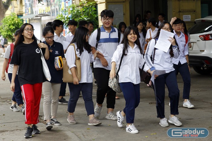 Theo cô Dương: &quot;Tuy nhiên tôi vẫn bảo lưu quan điểm khi chúng ta giảm tiêu chí về điểm số, về học bạ trong việc tuyển chọn thì việc học thêm cũng sẽ đỡ hơn phần nào&quot;. Ảnh minh họa: Tùng Dương.