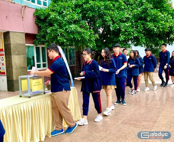 Các em học sinh trường Trung học phổ thông Đoàn Thị Điểm tham gia quyên góp ủng hộ. Ảnh: Hữu Thành.