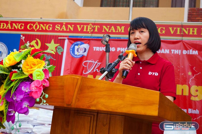 Nhà giáo Vũ Anh Tú - Phó hiệu trưởng Trường Trung học phổ thông Đoàn Thị Điểm đại diện ban giám hiệu nhà trường chia sẻ cảm thông với những khó khăn mà các em học sinh xã Lộc Thủy, tỉnh Quảng Bình vừa trải qua. Ảnh: Hữu Thành.