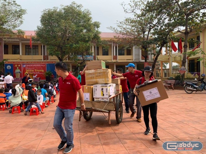 Những phần quà ý nghĩa của Trường Trung học phổ thông Đoàn Thị Điểm gửi tới các bạn học sinh xã Lộc Thủy, tỉnh Quảng Bình. Ảnh: Hữu Thành.