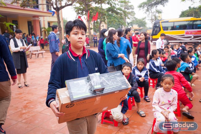 Mỗi phần quà thể hiện tấm lòng của Trường Trung học phổ thông Đoàn Thị Điểm với người dân xã Lộc Thủy, tỉnh Quảng Bình. Ảnh: Hữu Thành.