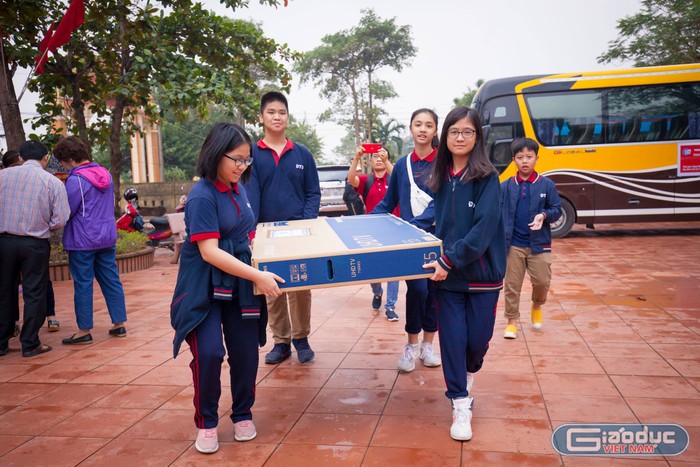 Đại diện các em học sinh Trường Trung học phổ thông Đoàn Thị Điểm tham gia trao quà tại xã Lộc Thủy, tỉnh Quảng Bình. Ảnh: Hữu Thành.