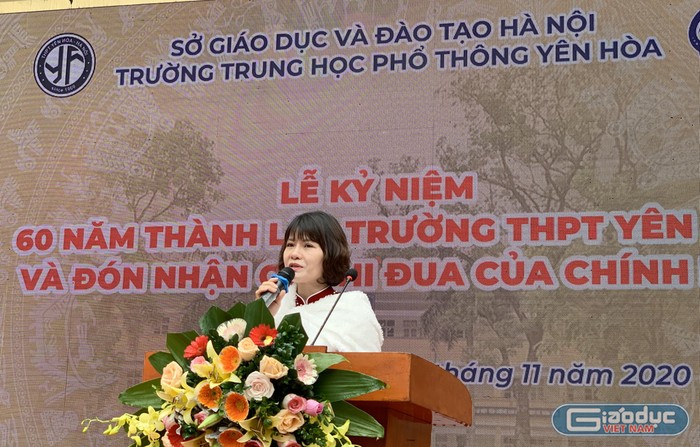 Nhà giáo Nguyễn Thị Nhiếp - Hiệu trưởng Trường Trung học phổ thông Yên Hòa thay mặt hội đồng sư phạm nhà trường đọc diễn văn chào mừng tại lễ kỷ niệm. Ảnh: Tùng Dương.